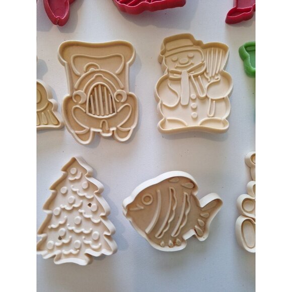 Tupperware & Hutzler 19 Holiday Plastic Cookie Cutters Christmas Easter Vintage - Picture 7 of 14